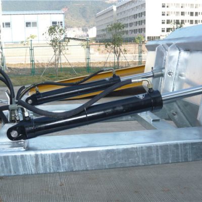 সহজে ব্যবহারযোগ্য পজিটিভ লকিং ম্যাচানিজম। নিরাপত্তা চেইন হপারকে যানবাহন পরিচালনার জন্য সুরক্ষিত করে। ঝালাই seams ফুটো রোধ করে। অতিরিক্ত গভীর কাঁটা খোলা। 2 "শীর্ষের ঠোঁট গঠন করা হয়েছে vis